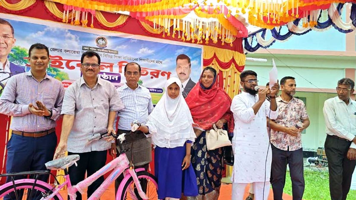 কলারোয়ায় মেধাবী ১০ শিক্ষার্থীর মাঝে সাইকেল বিতরণ