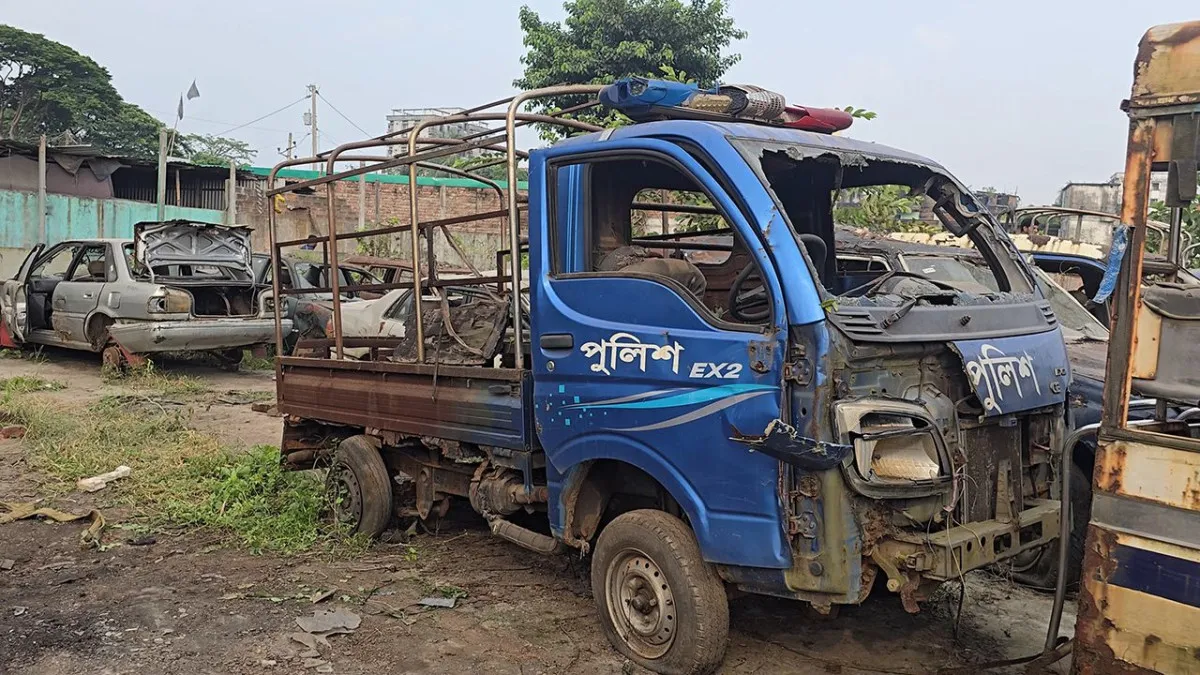 উচ্ছেদ অভিযানে মিলল আশুলিয়ায় ৬ জনকে পুড়িয়ে হত্যায় ব্যবহৃত সেই পুলিশ ভ্যান