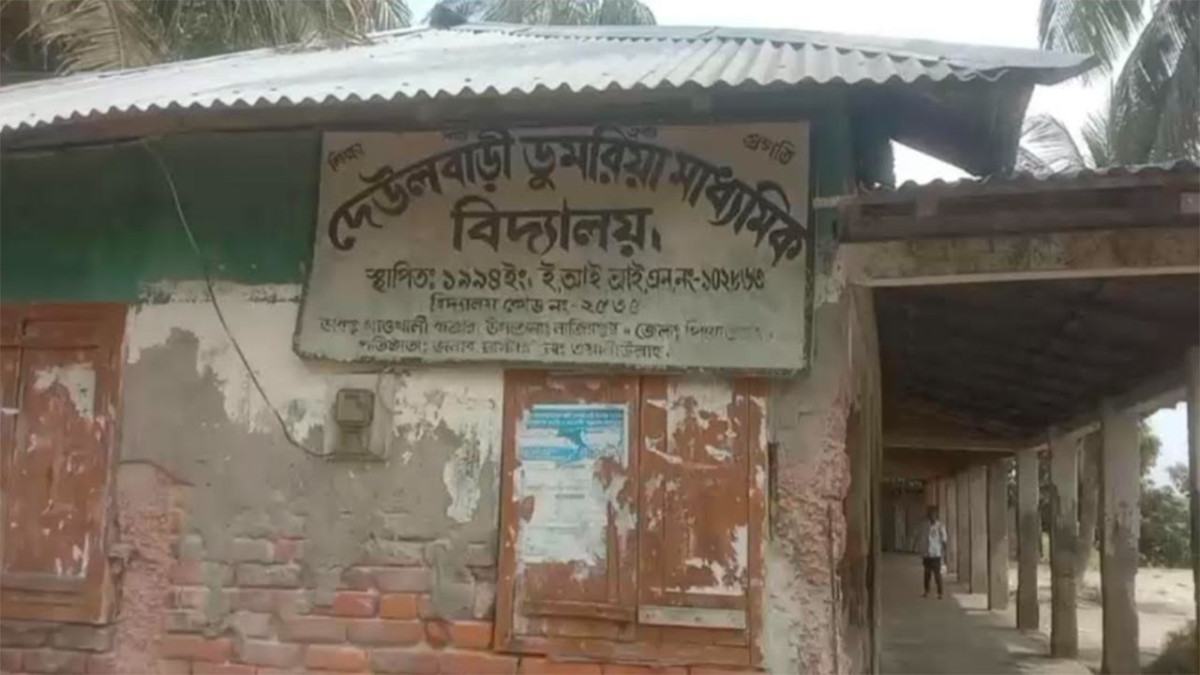 পাশের বাড়িতে বিয়ের উৎসবে বিদ্যালয়ে তালা