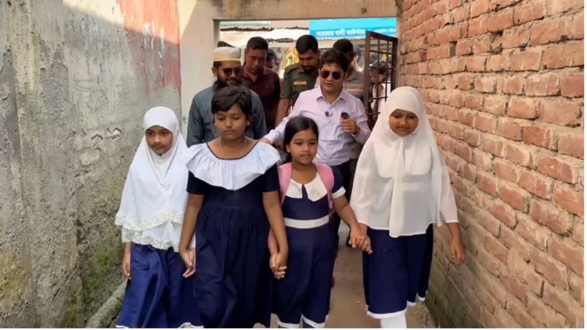 বাবাকে চা-রুটি খাওয়ানো সেই তুবা ফিরল স্কুলে