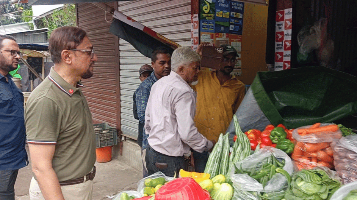 চট্টগ্রামে ফুটপাত দখলমুক্ত করতে মেয়রের নেতৃত্বে চসিকের উচ্ছেদ অভিযান