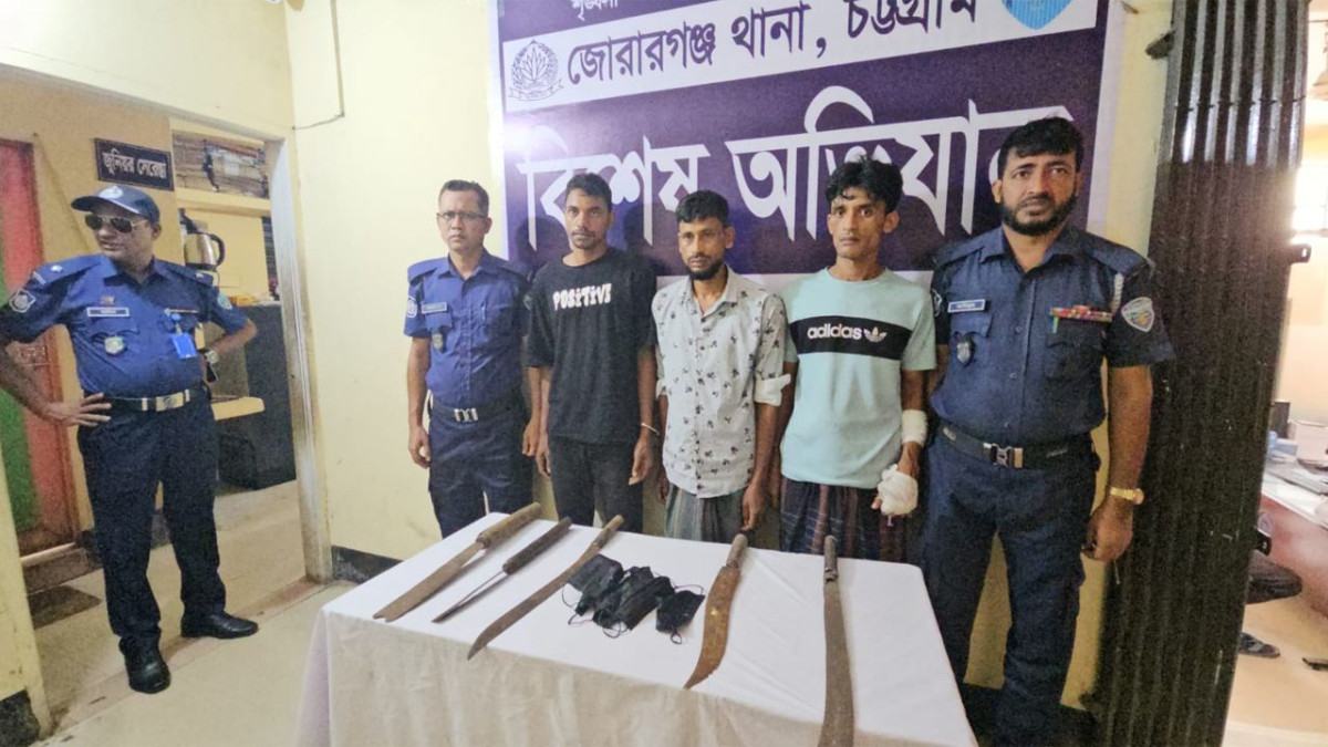 চট্টগ্রামে ডাকাতির প্রস্তুতিকালে দেশীয় অস্ত্রসহ গ্রেফতার ৩