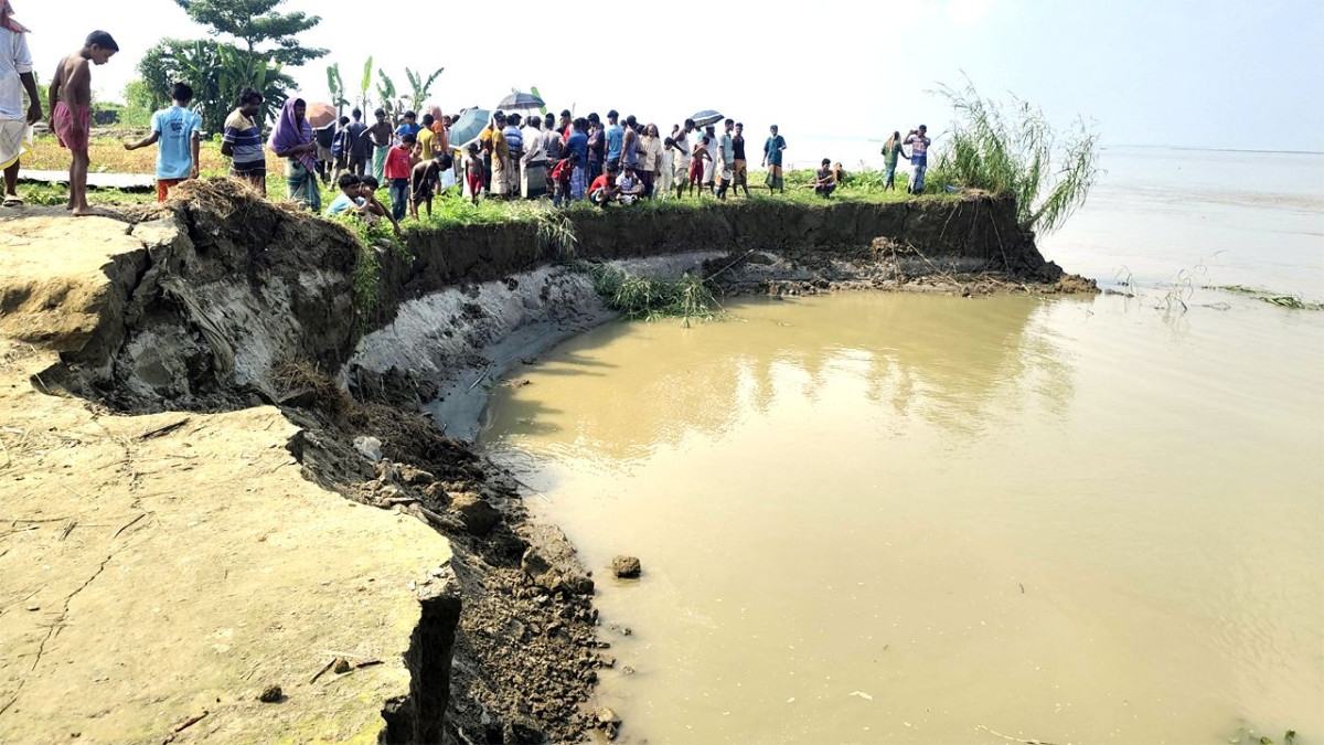 ১১৩ কোটি টাকার নদীতীর রক্ষা বাঁধে ভাঙন, ঝুঁকিতে শিক্ষাপ্রতিষ্ঠান-ঘরবাড়ি