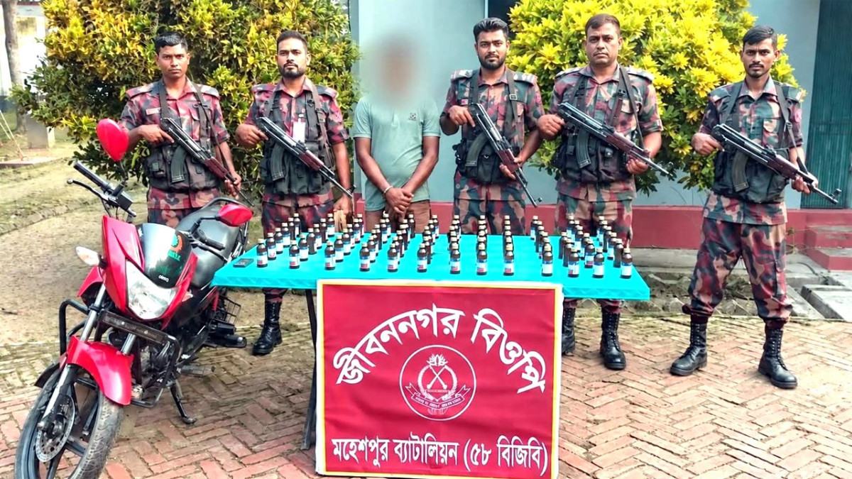 ৭৫ বোতল ভারতীয় নেশাজাতীয় সিরাপসহ যুবক আটক