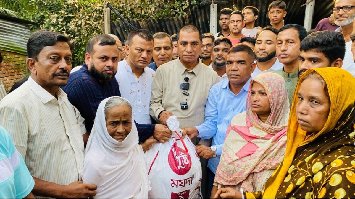 পটিয়ায় অগ্নিকাণ্ডে ক্ষতিগ্রস্ত পরিবারের পাশে এমপি এনামুল হক