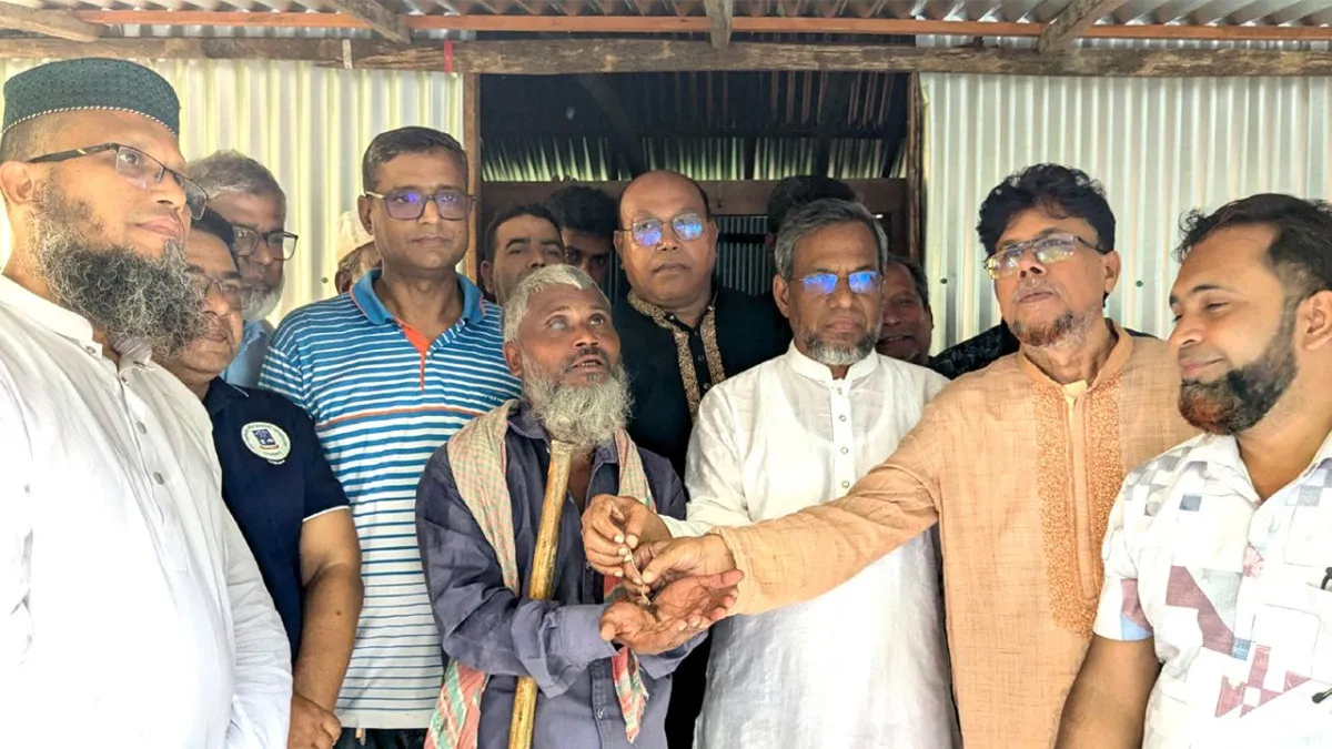 পলিথিনের নিচে বসবাস করা বাবা-ছেলে পেলেন মাথা গোঁজার ঠাঁই