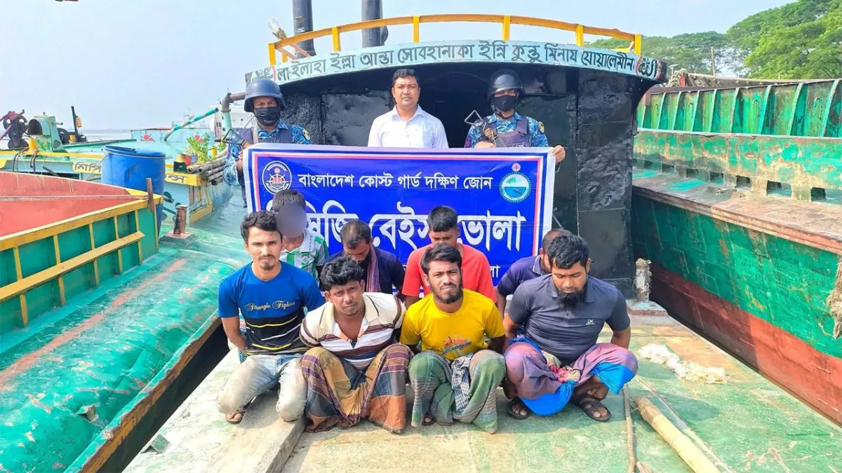 মেঘনায় অবৈধ বালু উত্তোলন, ৪ ড্রেজার ও বাল্কহেডসহ আটক ৮
