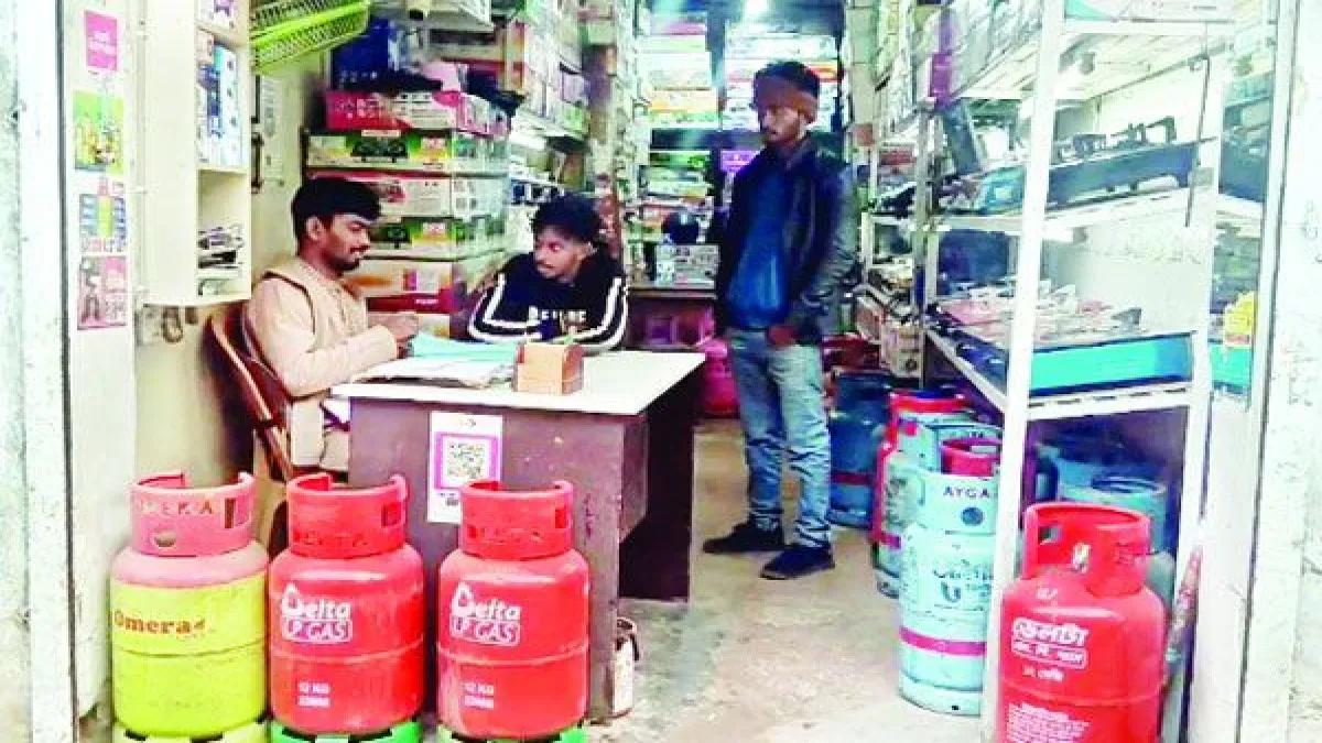 উজিরপুরে হাজার টাকা বেশি দামে বিক্রি হচ্ছে এলপিজি