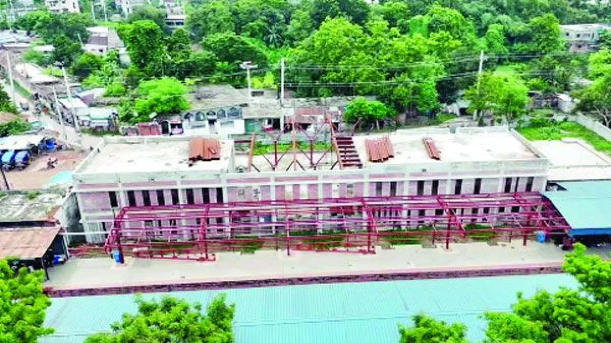 চুয়াডাঙ্গা রেলস্টেশনের ভবন নির্মাণে দীর্ঘসূত্রতা, ভোগান্তিতে যাত্রীরা