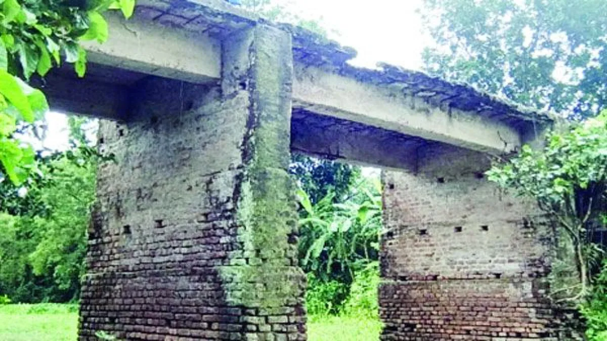 কটিয়াদীতে ৬০ বছরের সেতু মরণফাঁদ ঝুঁকিতে ২০ গ্রামের মানুষ