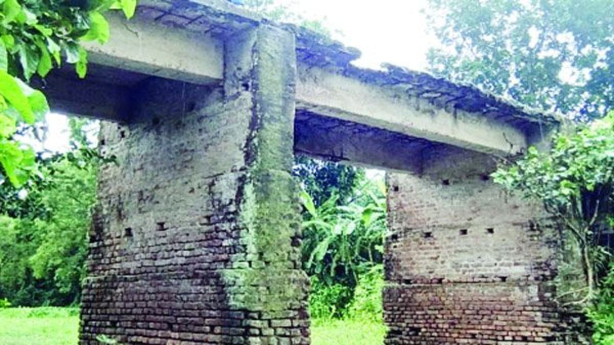 কটিয়াদীতে ৬০ বছরের সেতু মরণফাঁদ ঝুঁকিতে ২০ গ্রামের মানুষ