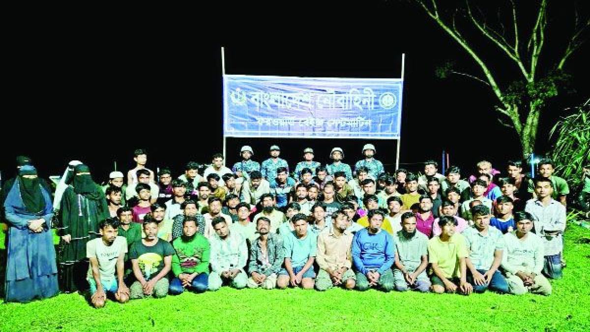 মালয়েশিয়াগামী বোটসহ ৭৬ জনকে উদ্ধার নৌবাহিনীর