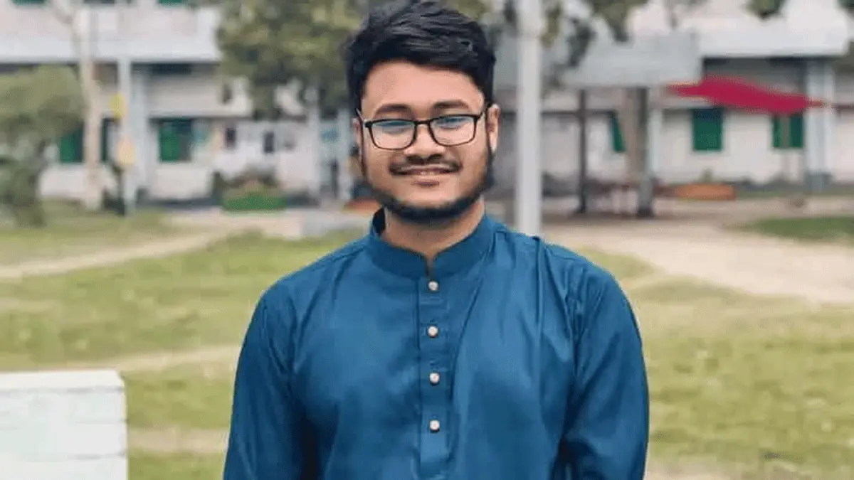 হাত নেই তবু নিরলস কাজ করে যাচ্ছেন রাকসু’র মাসুদ