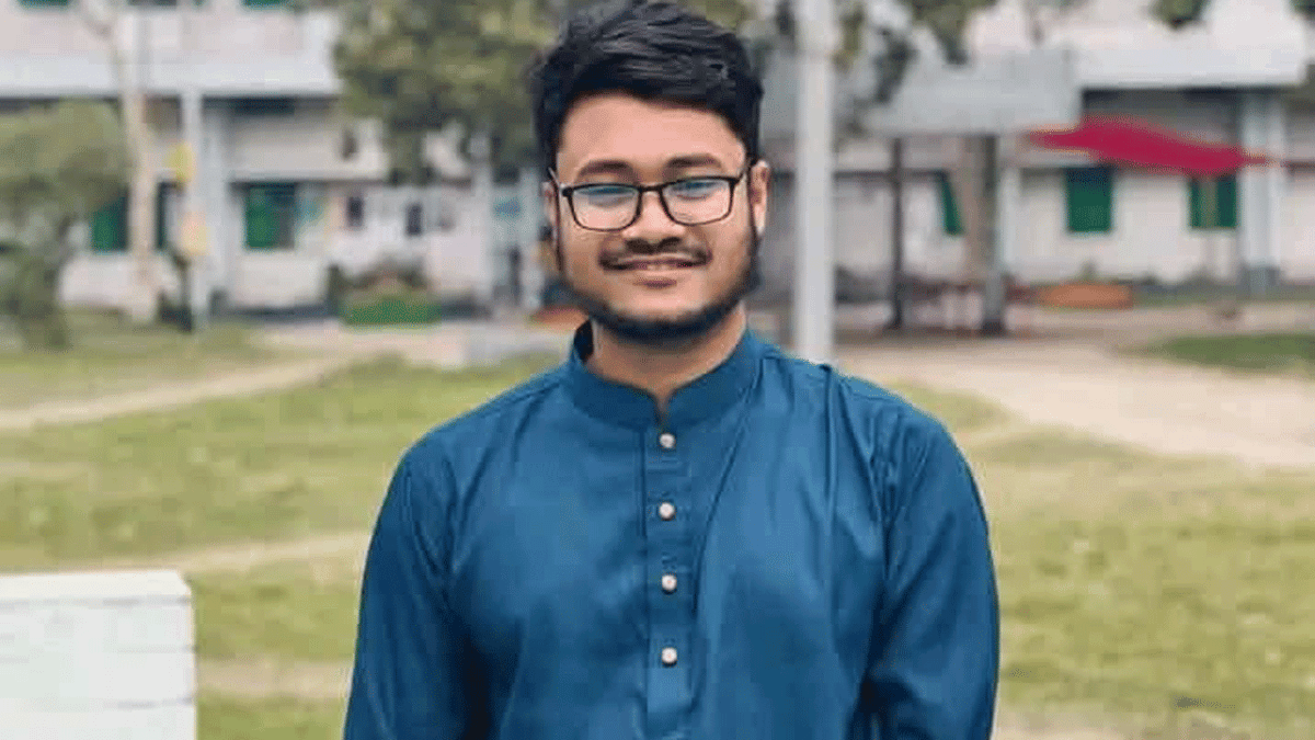 হাত নেই তবু নিরলস কাজ করে যাচ্ছেন রাকসু’র মাসুদ