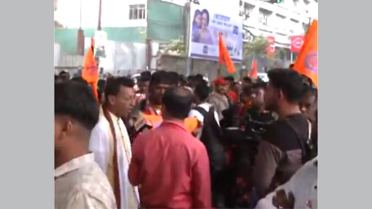 কলকাতায় বাংলাদেশ মিশনের সামনে হিন্দুত্ববাদীদের বিক্ষোভ