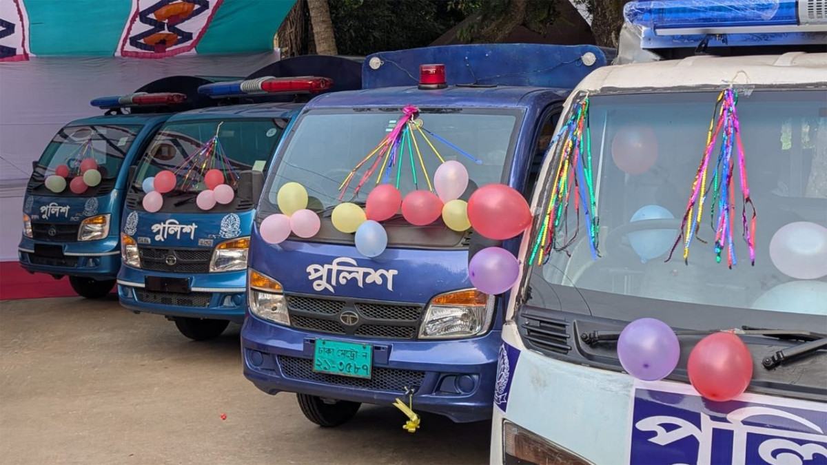 শ্রীনগরে বিএনপির অর্থায়নে থানায় ৬টি পিকআপভ্যান হস্তান্তর