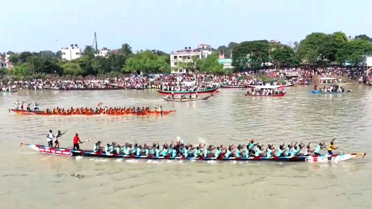 রূপগঞ্জে নৌকা বাইচ দেখতে দর্শকদের উপচে পড়া ভিড়