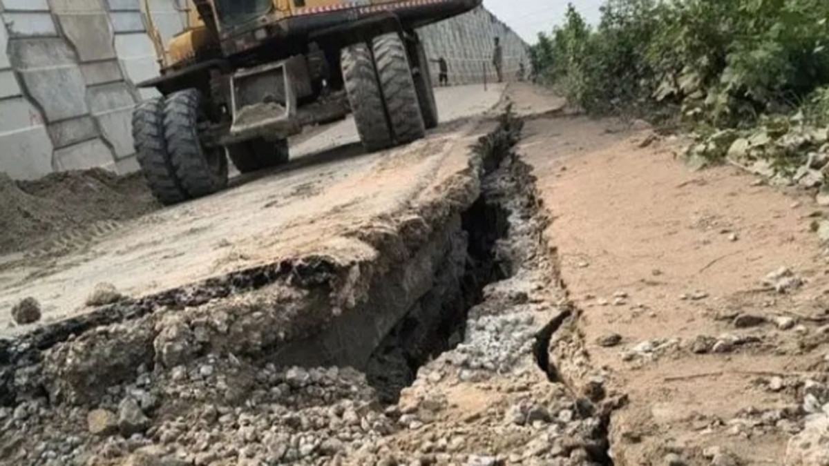 নির্মাণ কাজ শেষ হওয়ার আগেই ঢাকা বাইপাস সড়কে ফাটল