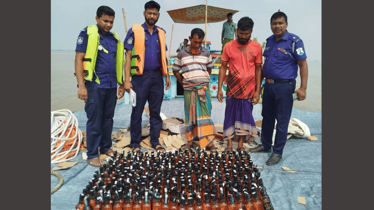 নড়িয়ায় ৩০৫ বোতল ভারতীয় ব্ল্যাক হুইস্কি উদ্ধার