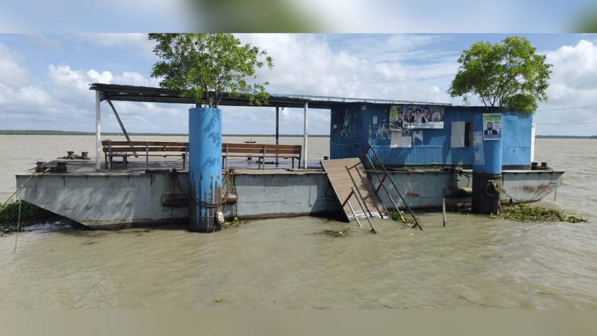 টার্মিনালের সংযোগ জেটি বিচ্ছিন্ন, দশমিনায় ভোগান্তিতে যাত্রীরা