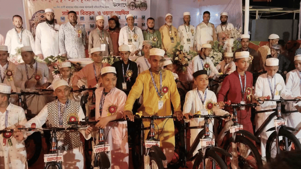 ফেনীতে ৯০ দিন জামাতে নামাজ পড়ে সাইকেল উপহার পেল ৩২জন শিশু-কিশোর