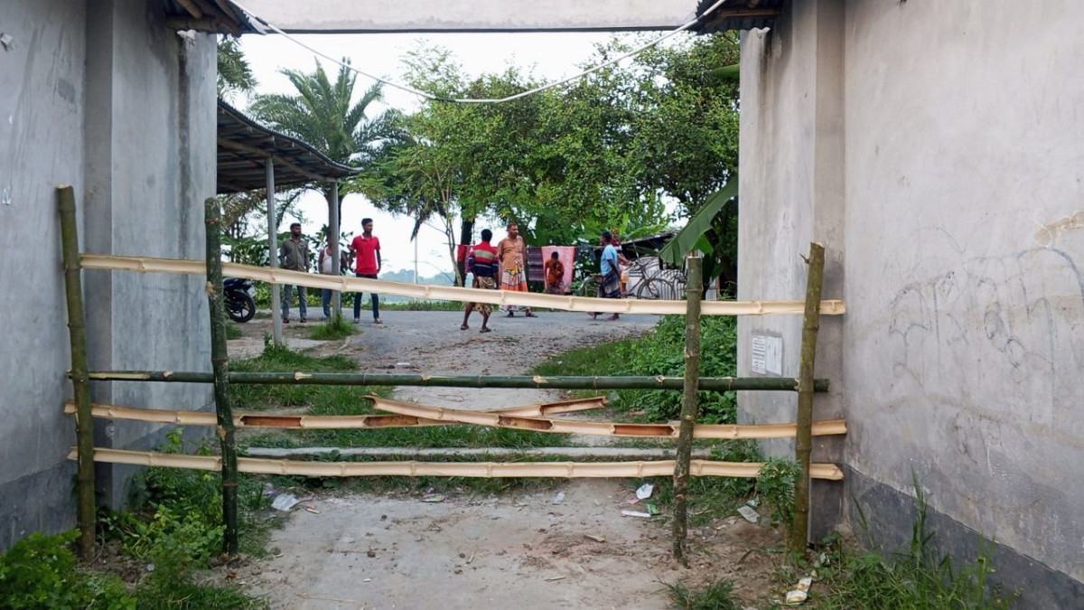 রাজশাহীর পুঠিয়ায় ছেলের বউকে চাকরি না দেয়ায় বিদ্যালয়ের ফটকে বাঁশের বেড়া
