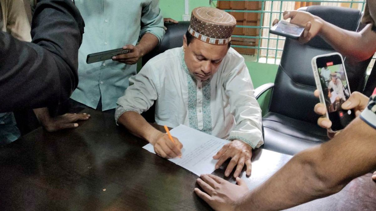 নিয়োগ বাণিজ্যের অভিযোগে রাজারহাটে মাদরাসায় বিক্ষোভ, জনসম্মুখে অধ্যক্ষের পদত্যাগ