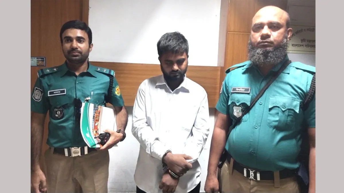 ভূমি মন্ত্রণালয়ে চাকরিতে যোগদান করতে এসে যুবক আটক