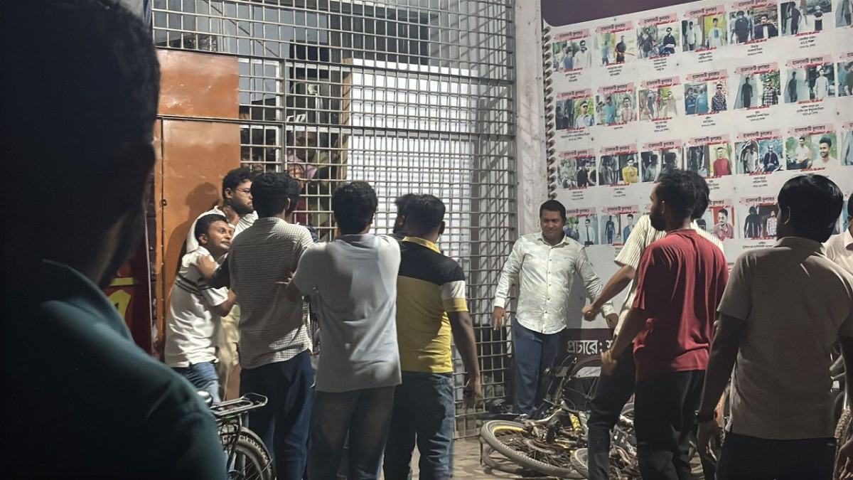 রাবিতে সাংবাদিকদের ওপর ছাত্রদলের হামলা, আহত ১৪