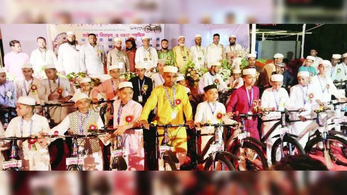 ফেনীতে ৯০ দিন জামাতে নামাজের উপহার পেল ৩২ শিশু-কিশোর