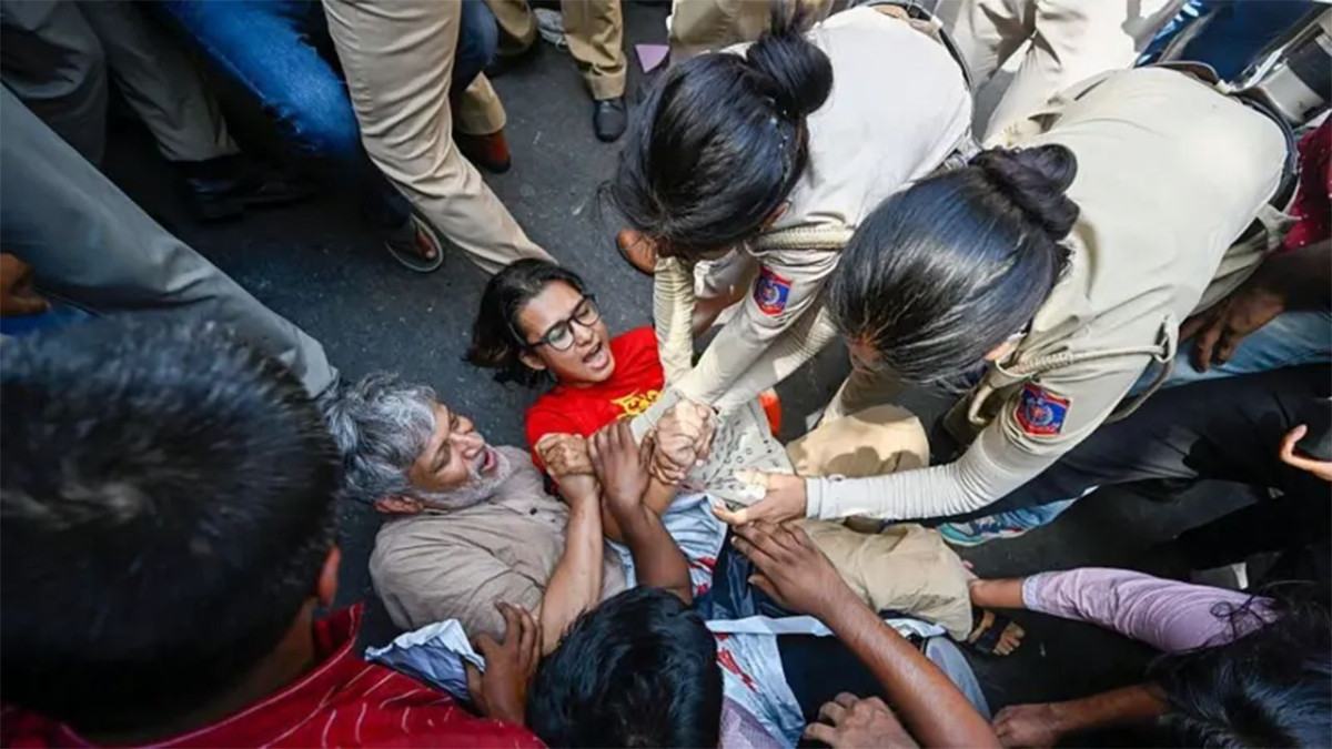 দিল্লিতে নারী বিক্ষোভকারীদের হেনস্থা, ‘দ্বিতীয় যন্তর মন্তরের’ ডাক ককরোচদের