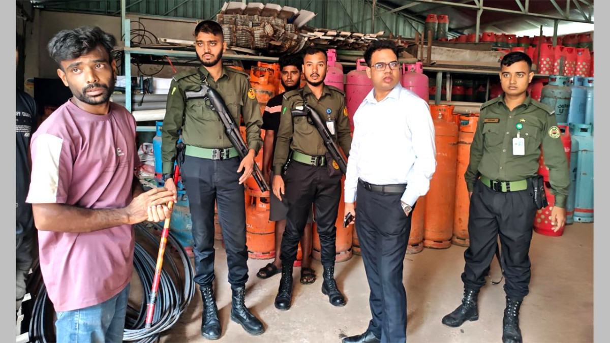আড়াইহাজারে বেশি দামে এলপিজি বিক্রির দায়ে ২ ব্যবসায়ীকে জরিমানা