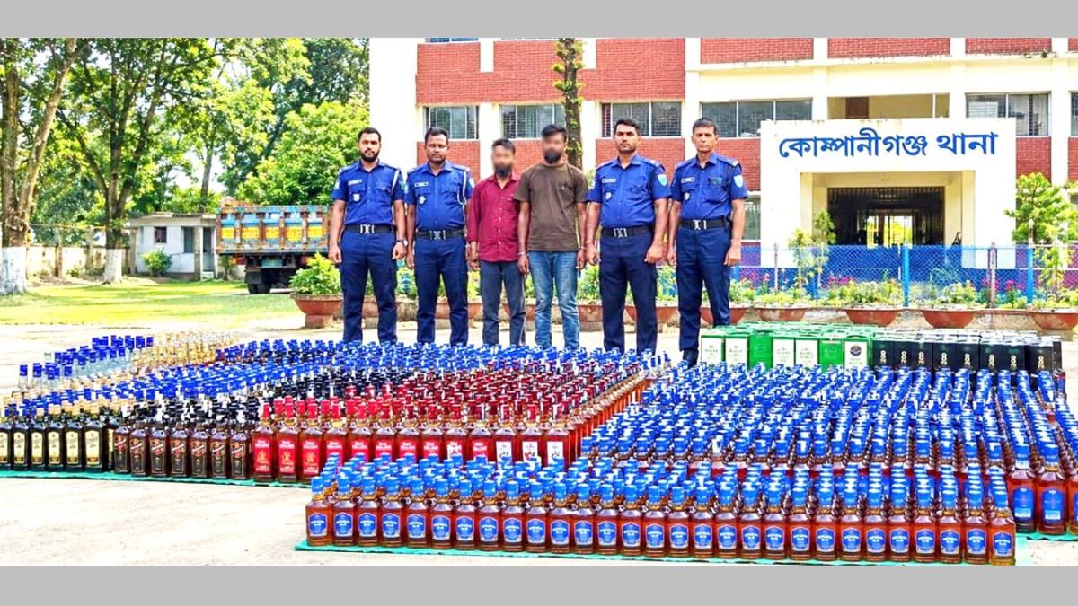 বালুর নিচ থেকে ২৪৮১ বোতল বিদেশী মদ জব্দ, আটক ২