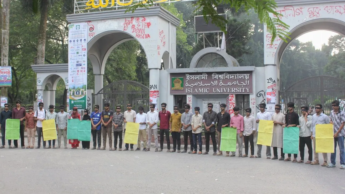 রাবিতে সাংবাদিকদের ওপর ছাত্রদলের হামলা: ইবিতে চোখ বেঁধে প্রতিবাদ