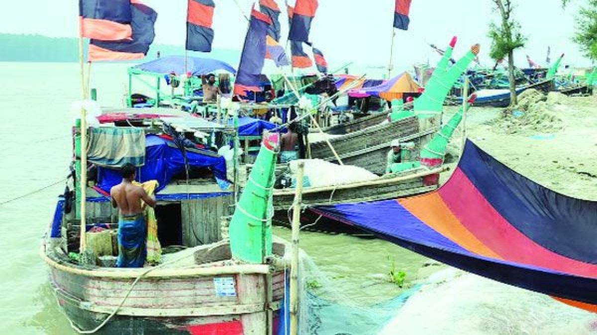 জলদস্যু আতঙ্কে সাগরে যেতে পারছেন না জেলেরা