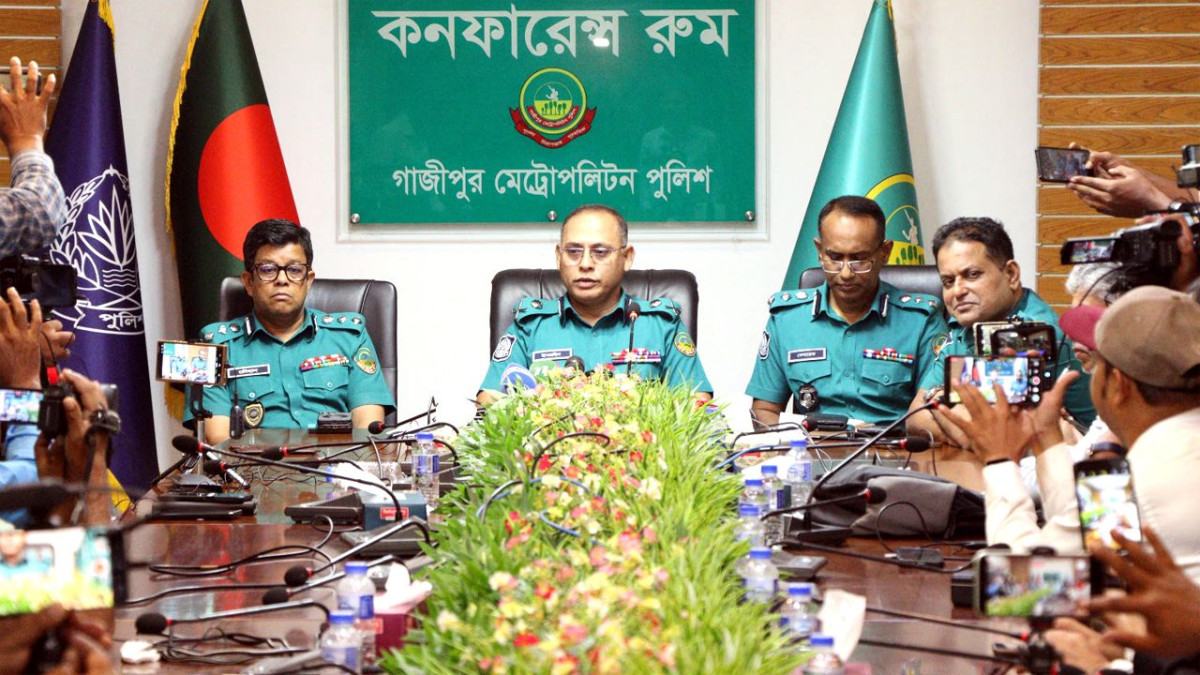 শীর্ষ মাদককারবারি ‘পিচ্চি রাজা’র পলায়ন : তাঁতীবাজারে প্রাইভেটকারে তুলে দেন এসআই প্রবীর কুমার