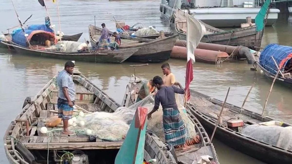 ২২ দিন মেঘনায় সব ধরনের মাছ ধরা বন্ধ, চাল পাবেন ৪২ হাজার জেলে