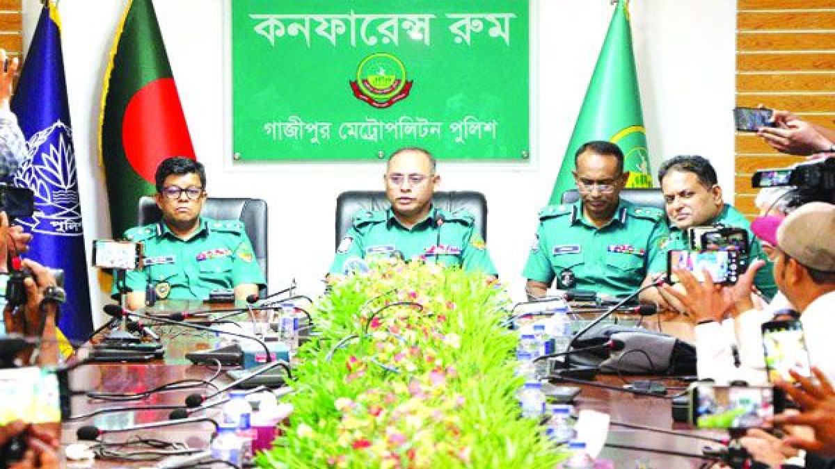 তাঁতীবাজারে প্রাইভেটকারে তুলে দেন এসআই, পরে বাইমাইলের নাটক