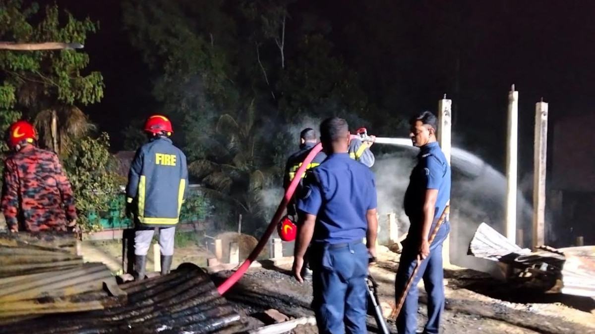 মতলবে আগুনে ৬ দোকান পুড়ে ভস্মীভূত, কোটি টাকার ক্ষতি