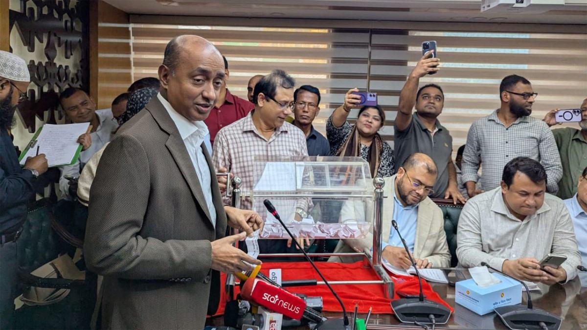 ঢাকায় লটারির মাধ্যমে ১৮ সাব-রেজিস্ট্রার বদলি