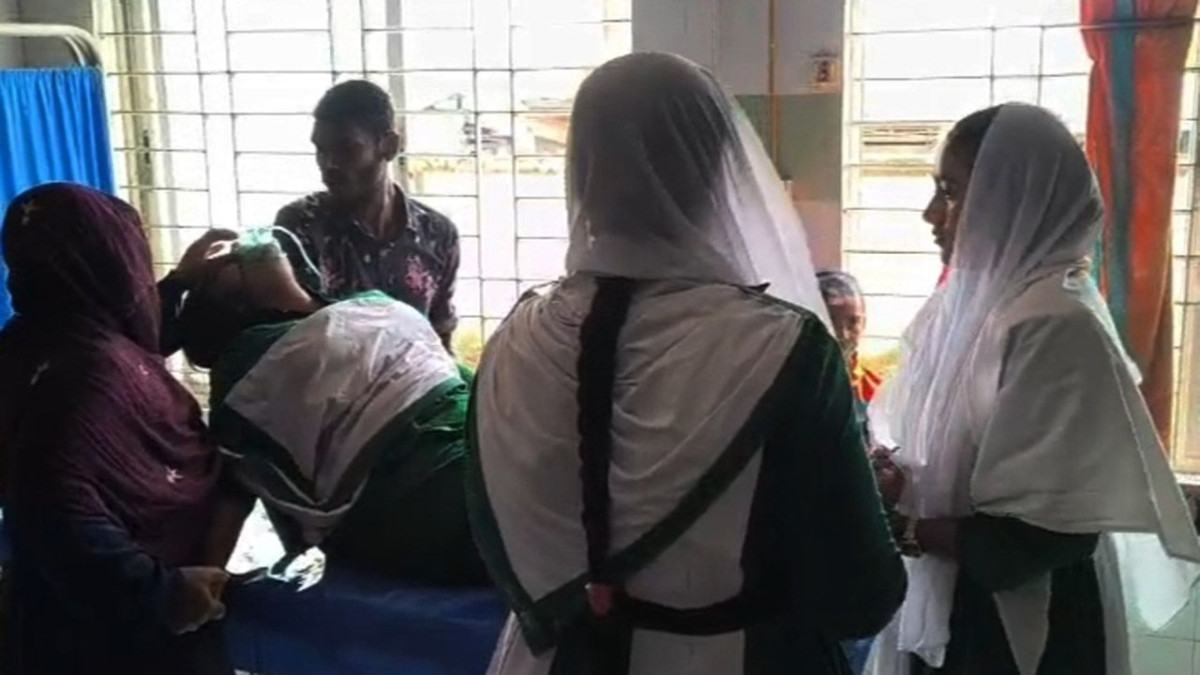 বরগুনায় ক্লাসে হিস্টিরিয়ায় আক্রান্ত ২০ শিক্ষার্থী, হাসপাতালে ভর্তি ৯