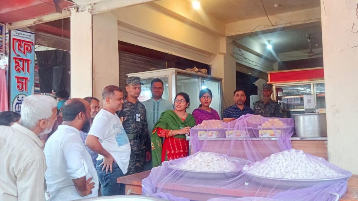 উজিরপুরে নোংরা পরিবেশে খাদ্যপণ্য রাখায় ৪ প্রতিষ্ঠানকে জরিমানা