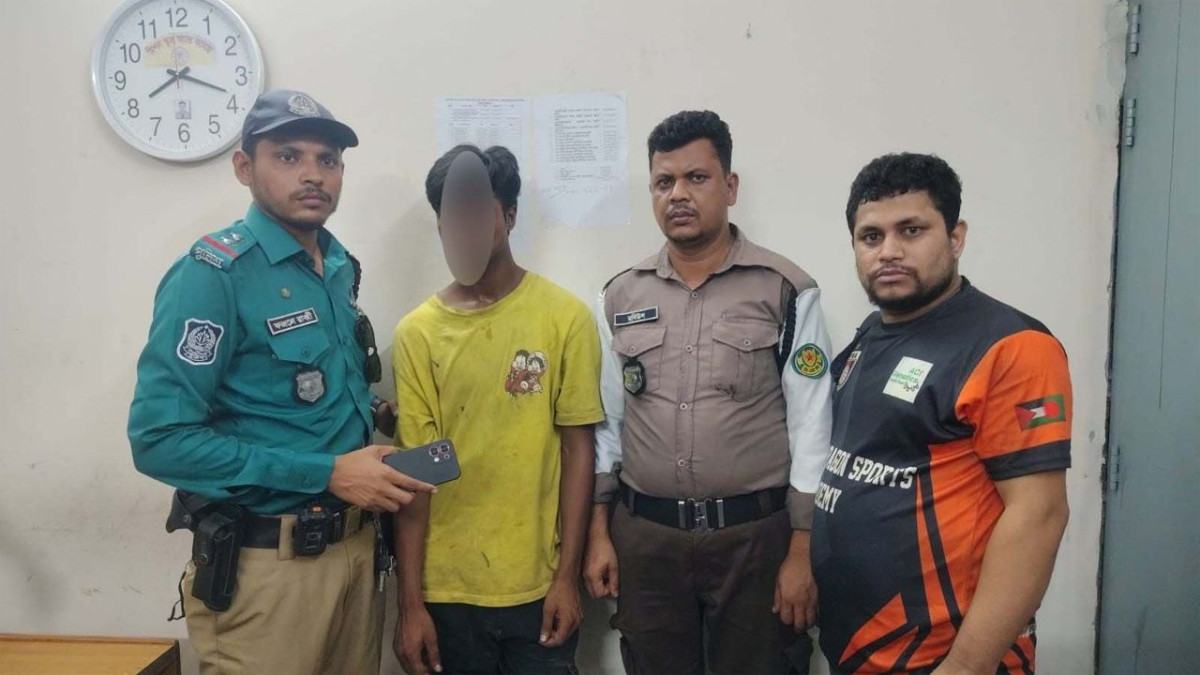 বাসে ওঠার সময় মোবাইল ছিনতাই, পালানোর আগেই আটক
