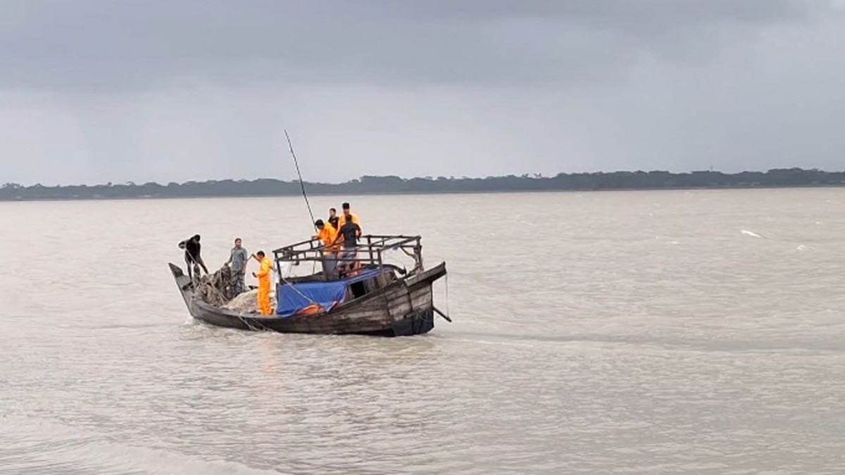 অবরোধের আগের দিন পায়রা নদীতে জেলে নিখোঁজ