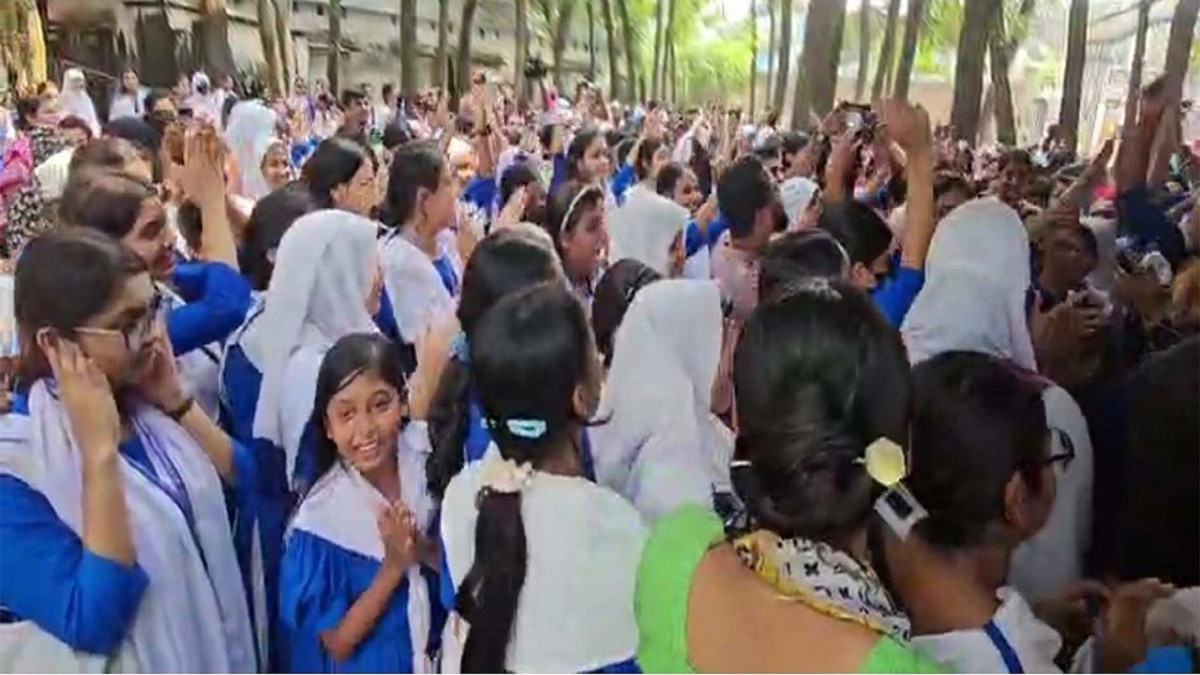 নাটোরে ছাত্রীদের বিক্ষোভের মুখে স্কুলের প্রধান শিক্ষক অনির্দিষ্টকালের ছুটিতে