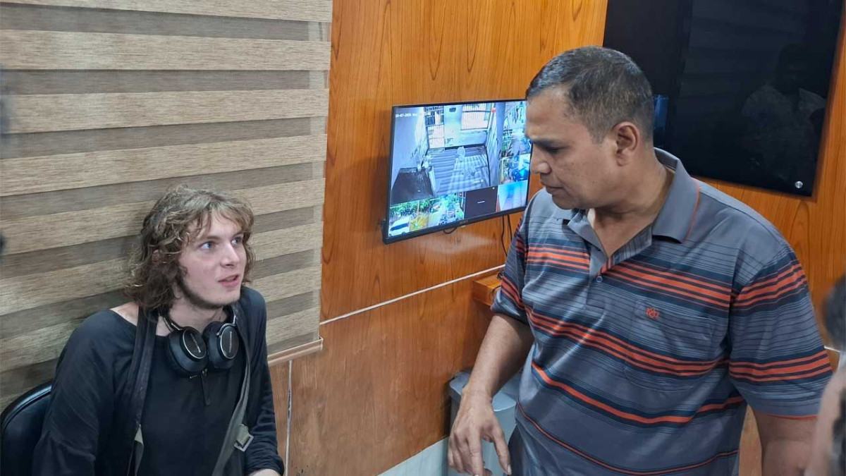 নাটোর রেলস্টেশনে জার্মান পর্যটকের ল্যাপটপ-ক্যামেরা চুরি