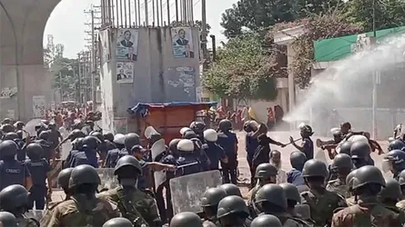 আশুলিয়ায় বন্ধ কারখানা খুলে দেয়ার দাবিতে সড়ক অবরোধ