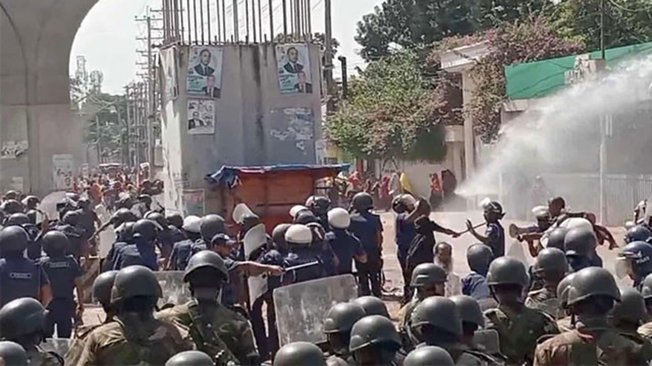 Workers blockade Ashulia factory demanding reopening