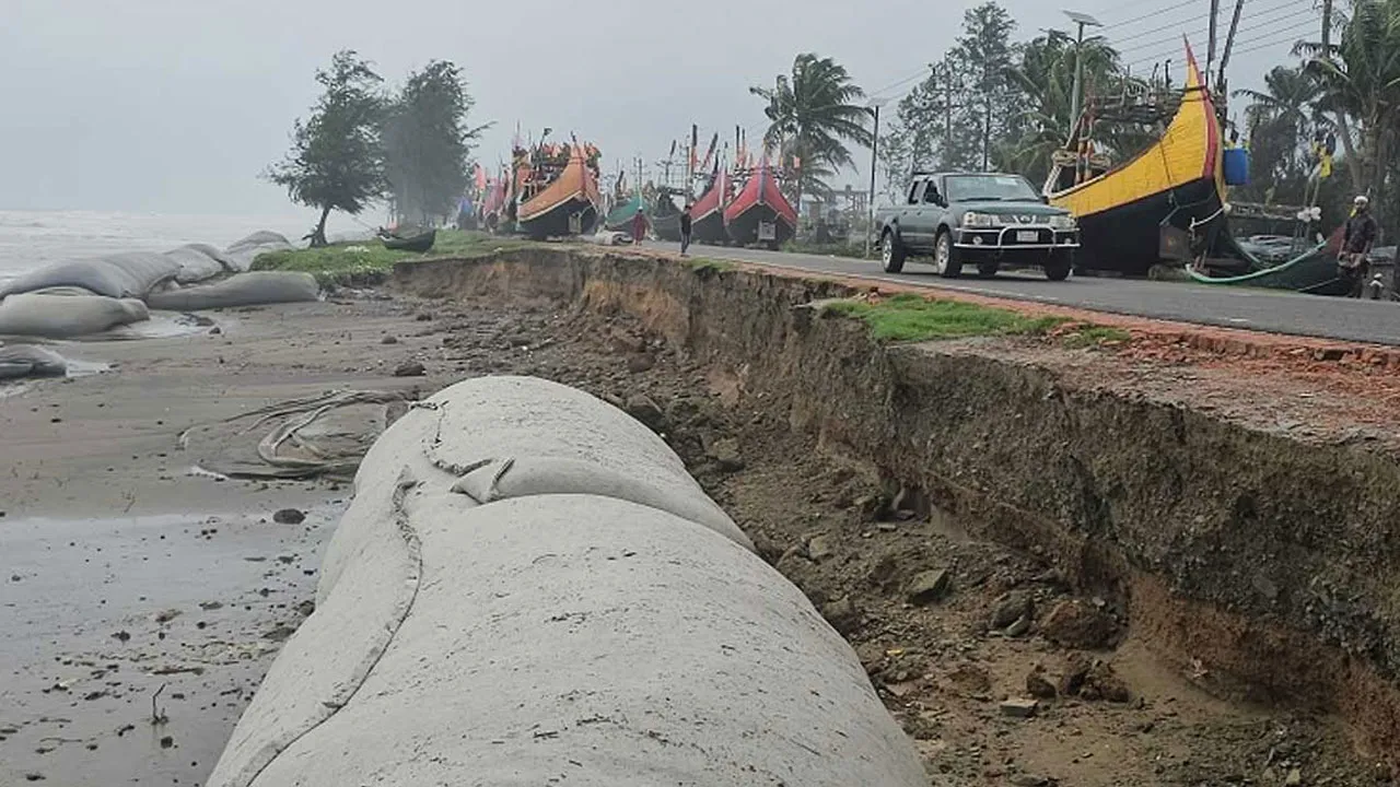 কক্সবাজার-টেকনাফ মেরিন ড্রাইভ সড়কে আবারো ভাঙন