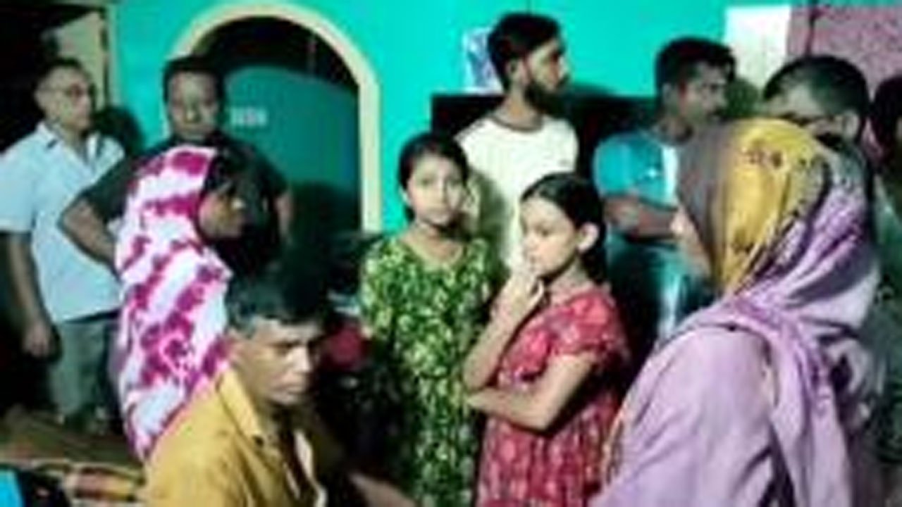 Robbery at gold merchant's house in Kalapara